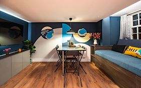 The Nest - Luxury 16 Person Apt W Jacuzzi & Parking